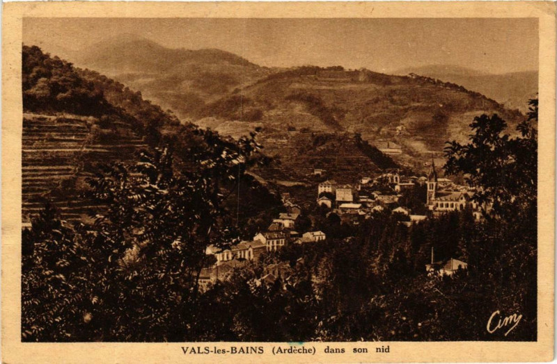 Carte postale ancienne Vals-les-Bains dans son nid à Vals-les-Bains