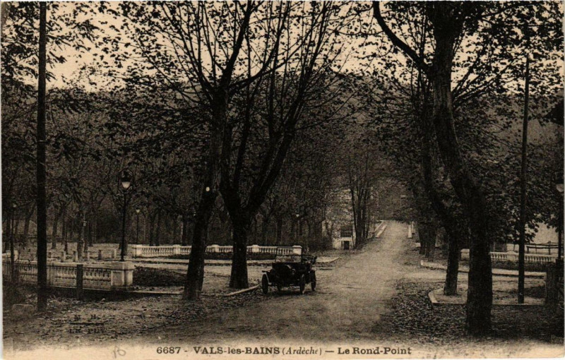 Carte postale ancienne Vals-les-Bains Le Rond Point à Vals-les-Bains
