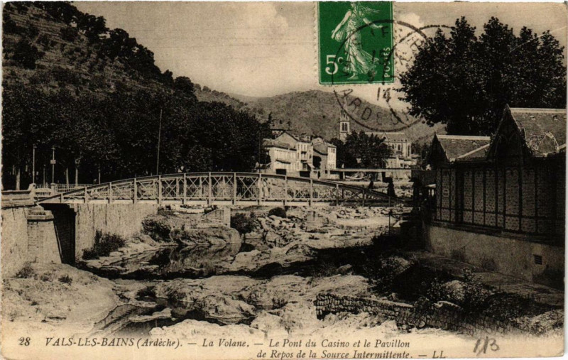 Carte postale ancienne Vals-les-Bains La Volanne. Le Pont du Casino et le Pavillon à Vals-les-Bains