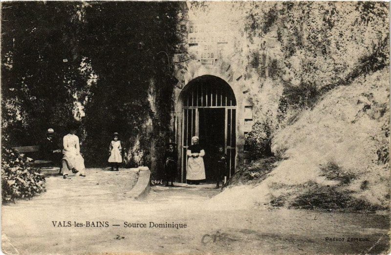Carte postale ancienne Vals-les-Bains Source Dominique à Vals-les-Bains