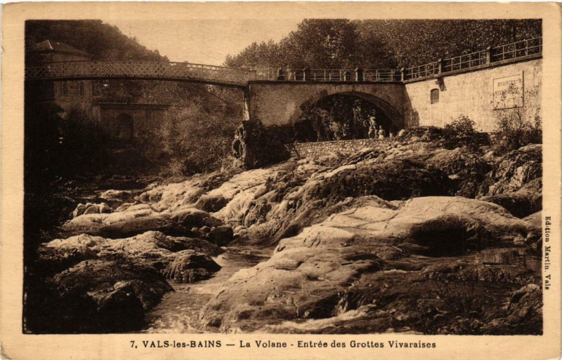 Carte postale ancienne Vals-les-Bains la Volane. Entrée des Grottes Vivaraises à Vals-les-Bains