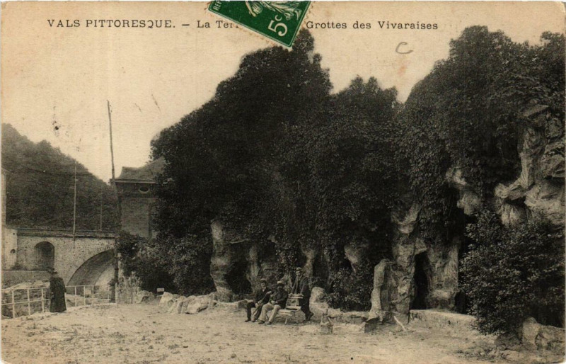 Carte postale ancienne Vals-les-Bains La Terrasse et les Grottes des Vivaraises à Vals-les-Bains