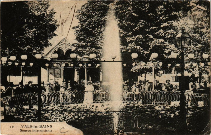 Carte postale ancienne Vals-les-Bains Source Intermittente à Vals-les-Bains
