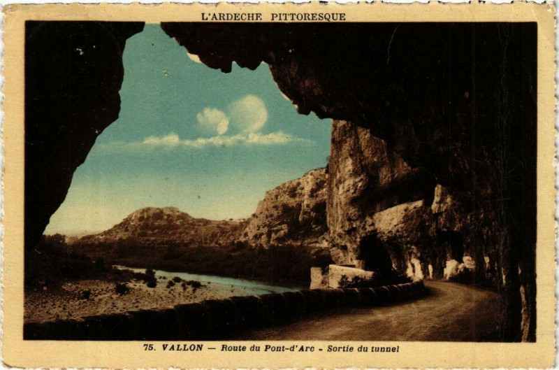 Carte postale ancienne Vallon - Route de Pont d'Arc. Sortie du tunnel