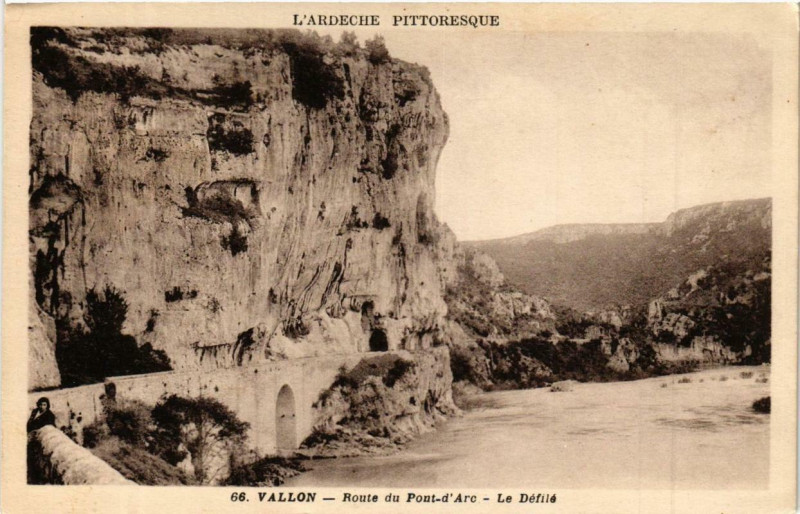 Carte postale ancienne Vallon - Route de Pont d'Arc. Le défilé