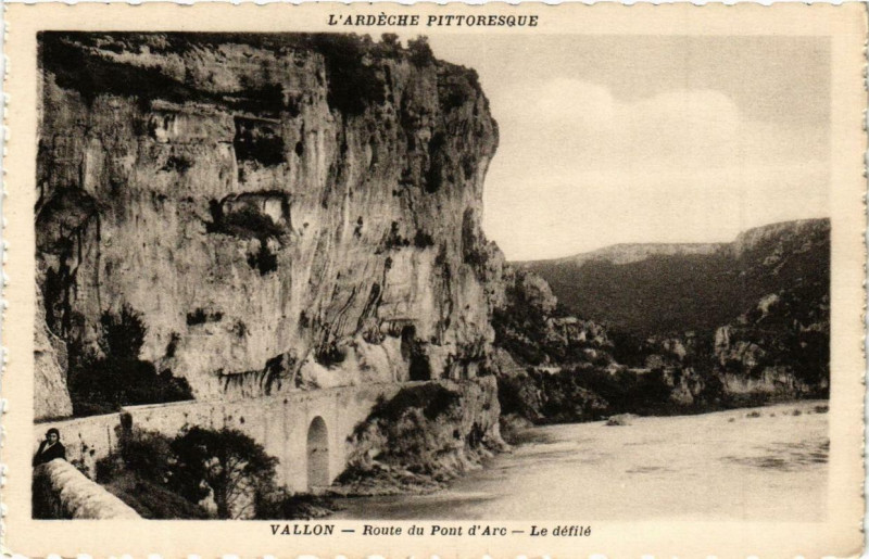 Carte postale ancienne Vallon - Route de Pont d'Arc. Le défilé
