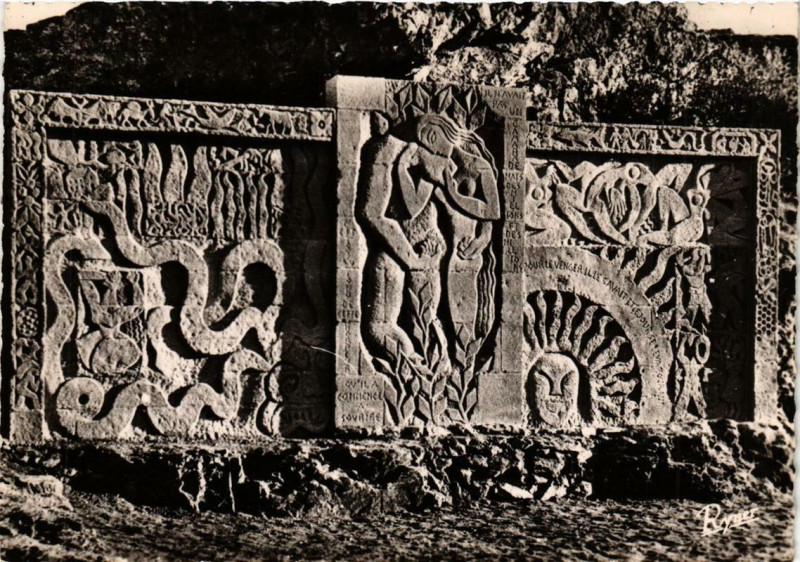 Carte postale ancienne Thines Bas-Relief en Souvenir du Massacre du 4-8-1943
