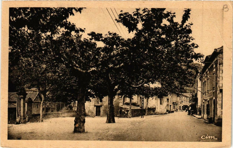 Carte postale ancienne Saint-Sauveur-de-Montagut Place de l'Eglise à Saint-Sauveur-de-Montagut