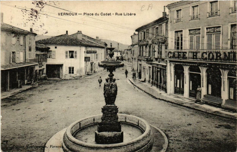 Carte postale ancienne Vernoux Place du Cadet. Rue Libere