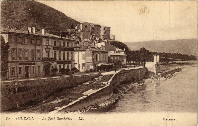 Carte postale ancienne Tournon Le Quai Gambetta