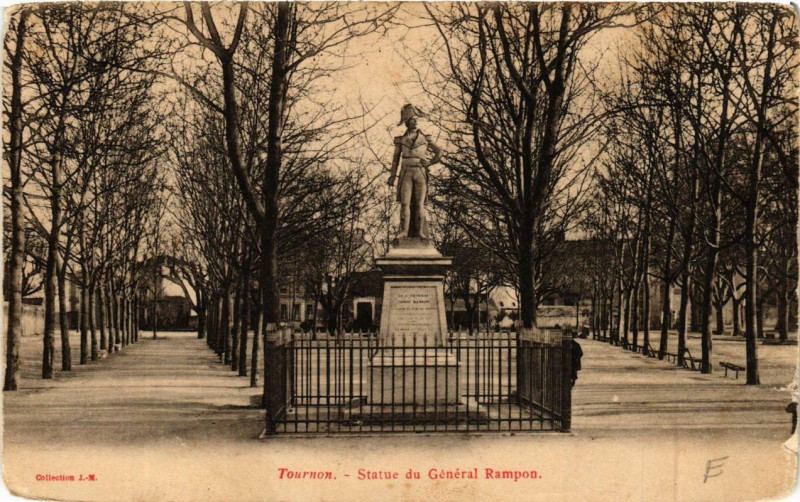 Carte postale ancienne Tournon Statue du Général Rampon