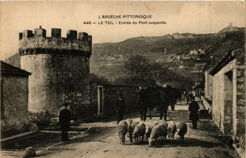 Carte postale ancienne Le Teil Entrée du Pont suspendu au Teil