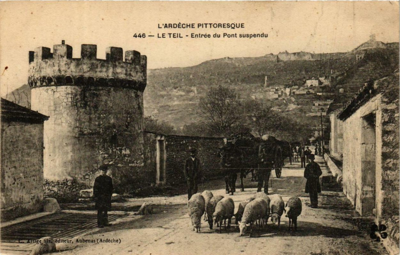 Carte postale ancienne Le Teil Entrée du Pont suspendu au Teil