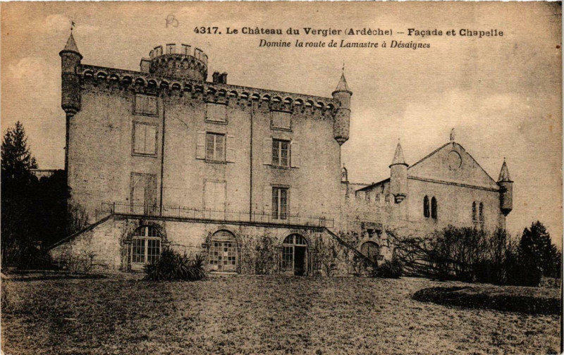 Carte postale ancienne Le Chateau du Vergier. Facade et Chapelle