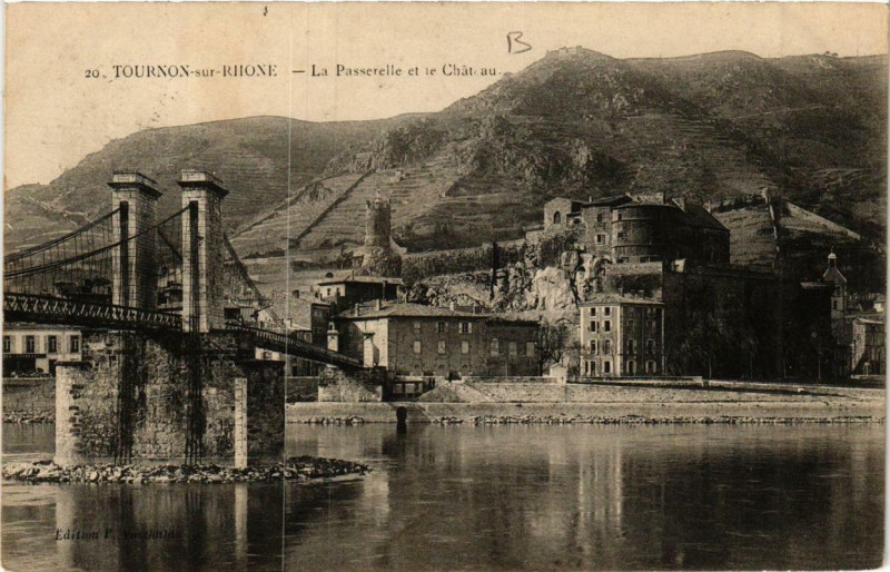 Carte postale ancienne Tournon La Passerelle et le Chateau