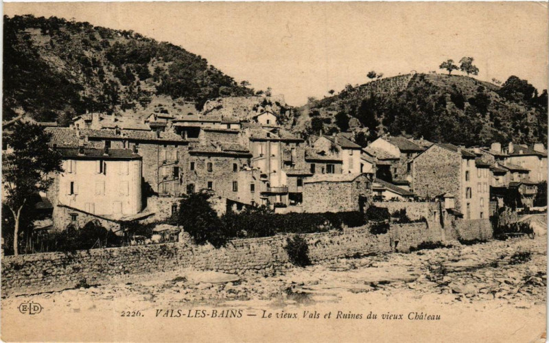 Carte postale ancienne Vals-les-Bains Le vieux Vals et Ruines du vieux Chateau à Vals-les-Bains