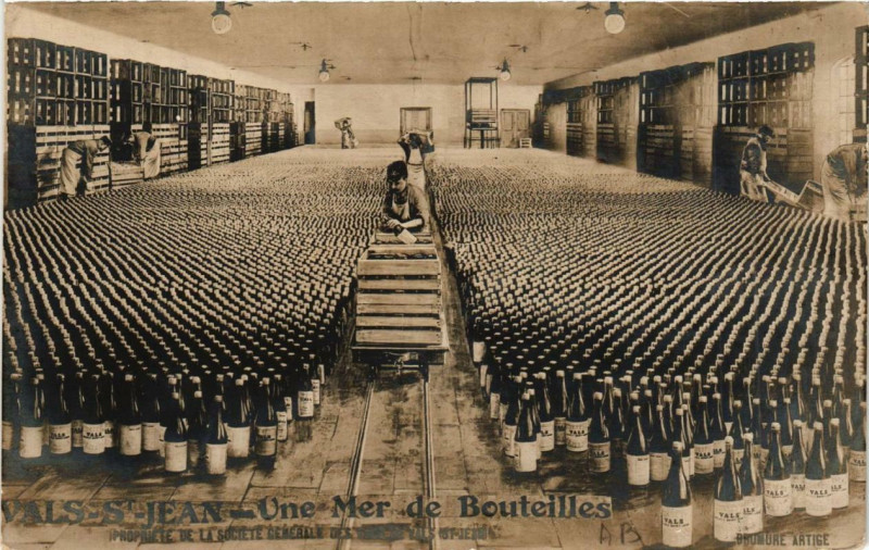 Carte postale ancienne Vals-Saint-Jean Une Mer de Bouteilles