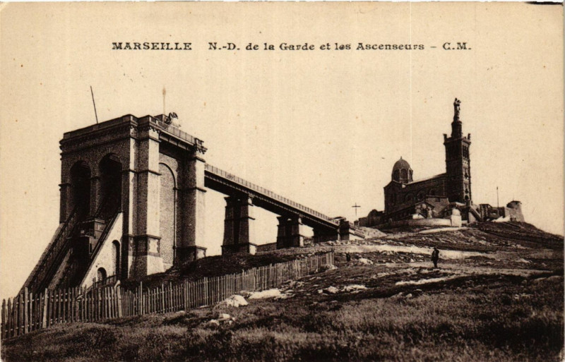 Carte postale ancienne Marseille N.D. de la Garde et les Ascenseurs à Marseille