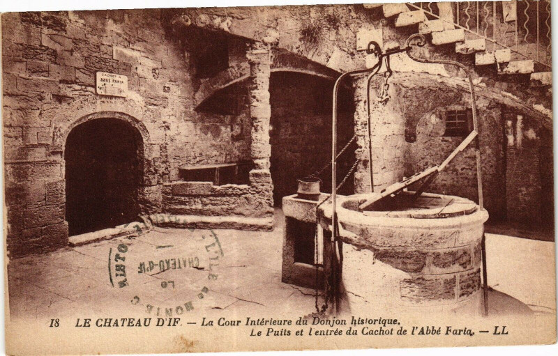 Carte postale ancienne Marseille - La Cour Interieure du Donjon historique à Marseille