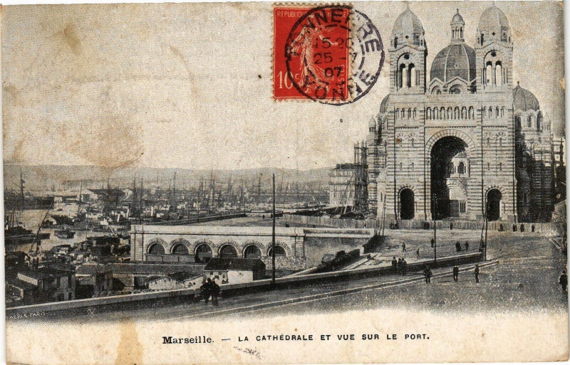Carte postale ancienne Marseille-La Cathedrale et vue sur le Port à Marseille