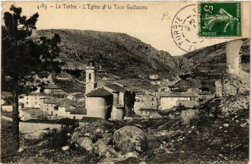 Carte postale ancienne La Turbie - L'Eglise et la Tour Guillaume à La Turbie