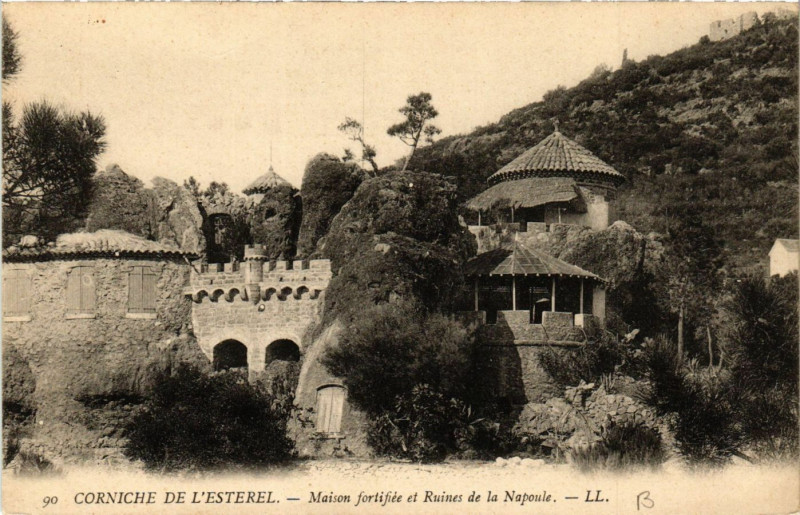 Carte postale ancienne Corniche de l'Esterel - Maison forifiee et Ruines de la Napoule