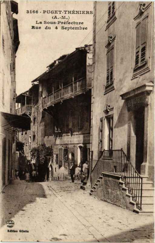 Carte postale ancienne Puget-Theniers - La Sous-Prefecture - Rue du 4 Septembre à Puget-Théniers