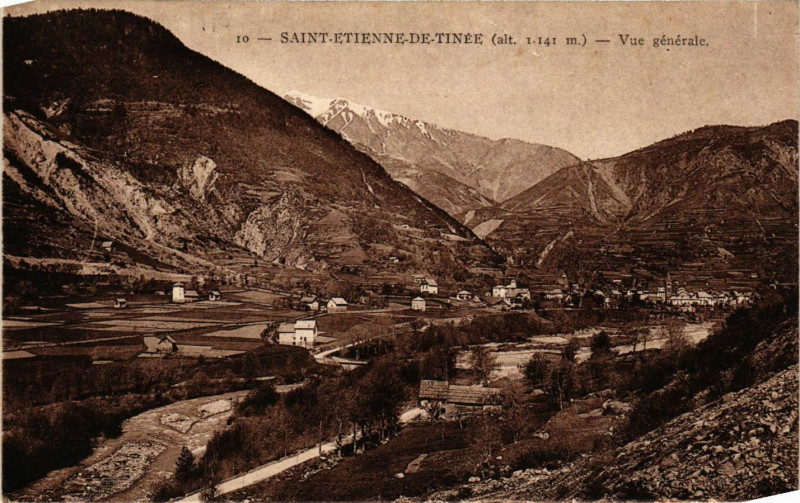 Carte postale ancienne Saint-Etienne-de-Tinee (alt 1141 m) - Vue générale à Saint-Étienne-de-Tinée
