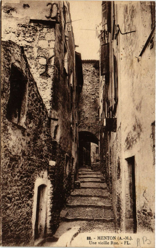 Carte postale ancienne Menton - Une vieille Rue à Menton