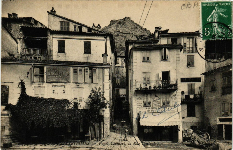 Carte postale ancienne Puget-Theniers la Rue Centrale à Puget-Théniers
