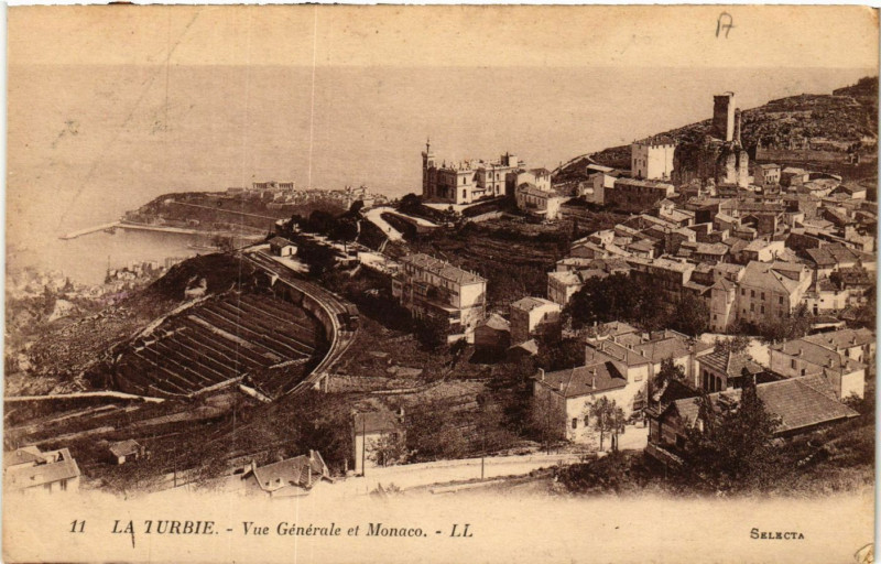 Carte postale ancienne La Turbie - Vue générale et Monaco à La Turbie