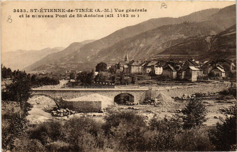 Carte postale ancienne Saint-Etienne-de-Tinee - Vue générale et le nouveau Pont à Saint-Étienne-de-Tinée