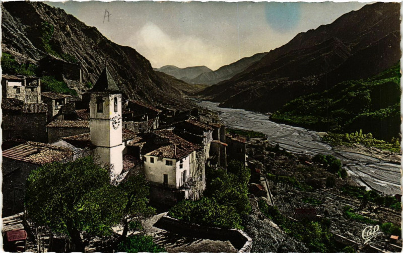 Carte postale ancienne Haute Vallée du Var Touet-sur-Var Le vieux village et la vallée à Touët-sur-Var