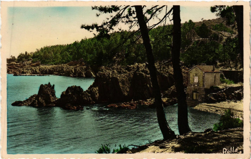 Carte postale ancienne La Cote d'Azur entre Saint-Raphael et Cannes La Corniche d'Or-Rochers à Cannes