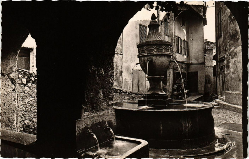 Carte postale ancienne Saint-Paul-de-Vence - La Fontaine à Saint-Paul-de-Vence