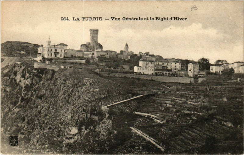 Carte postale ancienne La Turbie - Vue générale et le Righi d'Hiver à La Turbie