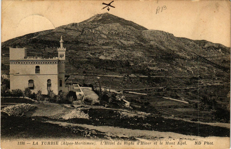 Carte postale ancienne La Turbie - L'Hotel du Righi d'Hiver et le Mont à La Turbie