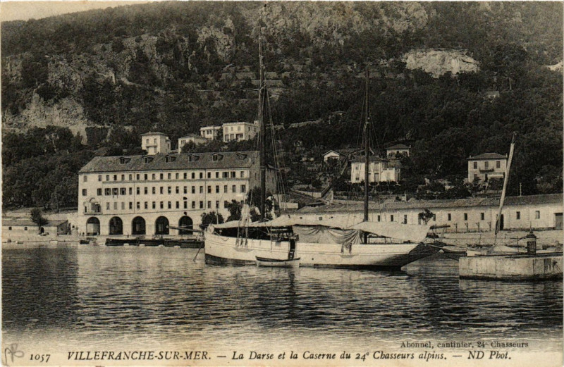 Carte postale ancienne Villefranche-sur-Mer - La Darse et la Caserne du 24* Chasseurs.. à Villefranche-sur-Mer