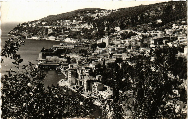 Carte postale ancienne Villefranche-sur-Mer - Vue générale au fond leMont Boron à Villefranche-sur-Mer