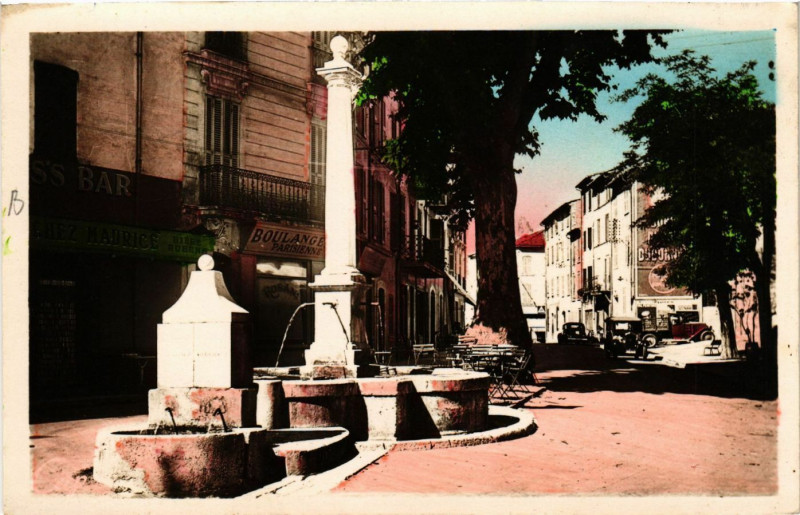 Carte postale ancienne Vence - Fontaine du Xvi siecle à Vence