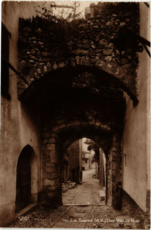 Carte postale ancienne La Turbie - Une Vieille Rue à La Turbie