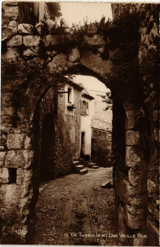 Carte postale ancienne La Turbie - Une Vieille Rue à La Turbie