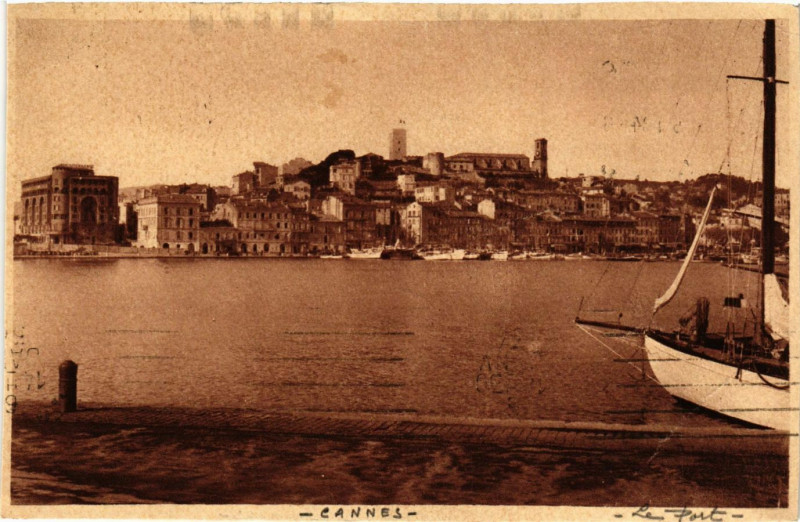 Carte postale ancienne Cannes - Le Port et le Mont-Chevalier à Cannes