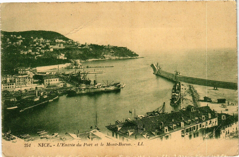 Carte postale ancienne Nice - L'Entrée du Port et le Mont-Boron à Nice