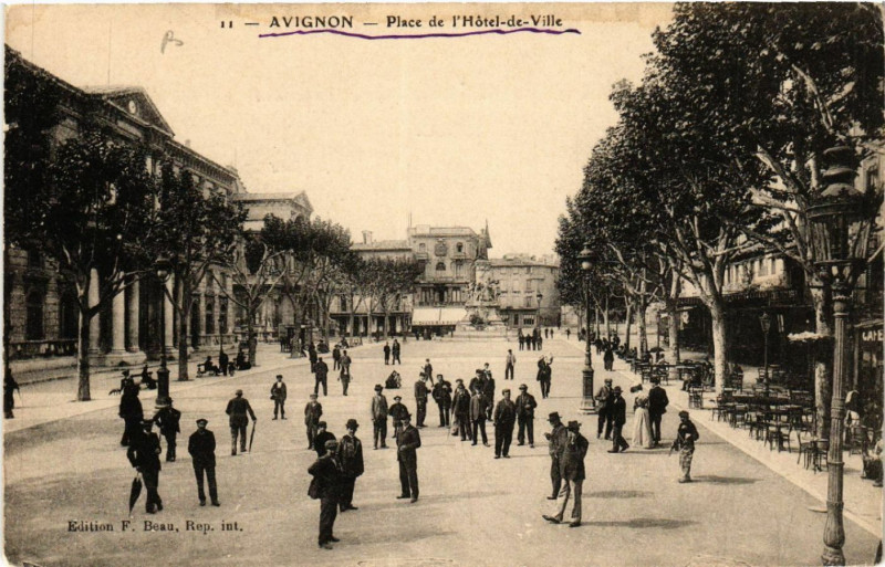 Carte postale ancienne Avignon - Place de l'Hotel-de-Ville à Avignon