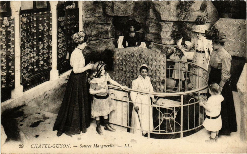 Carte postale ancienne Chatel Guyon Source Marguerite