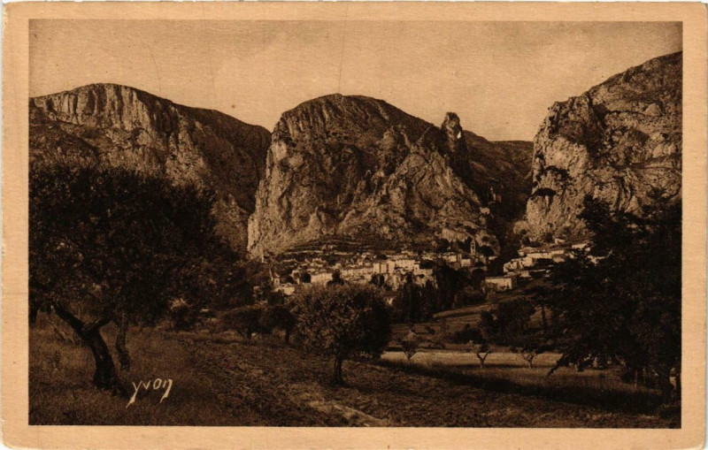 Carte postale ancienne Vue générale de Moustiers-Sainte-Marie à Moustiers-Sainte-Marie
