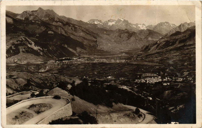 Carte postale ancienne Col de Vars Vue sur Mont-Dauphin et Massif du Pelvoux à Dauphin