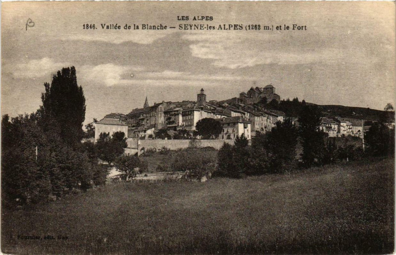 Carte postale ancienne Seyne-les-Alpes et le Fort à Seyne