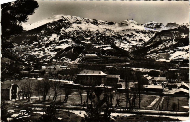 Carte postale ancienne Jausiers Les Casernes à Jausiers